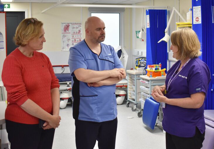 Chief Nursing Officer for England Duncan Barton meets staff on Michelham Ward at EDGH