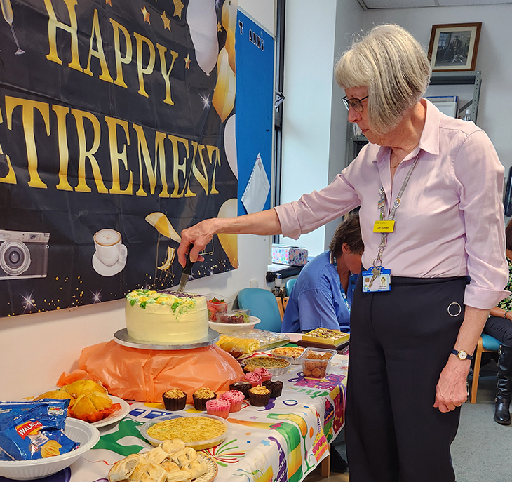Jan cutting her cake